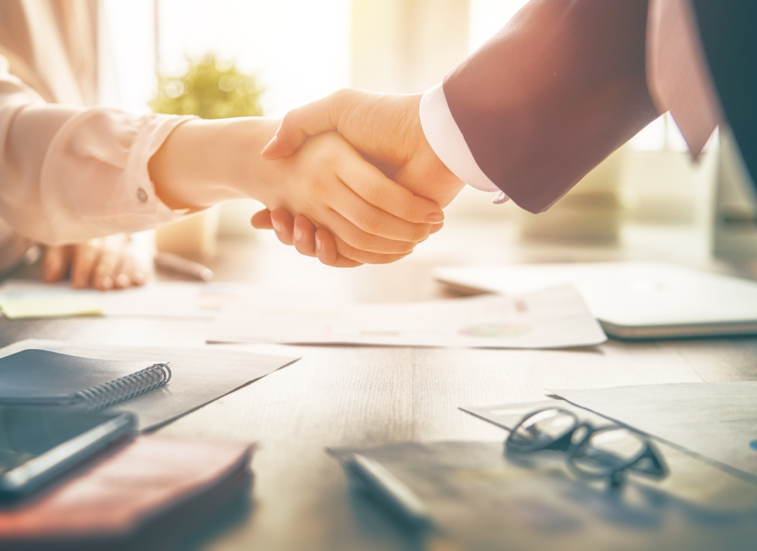 Welcom Hecht-Murlin - Close Up of Handshake Between Business Partners